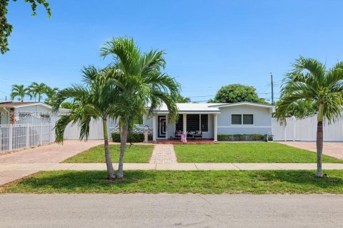 Casa en venta en Hialeah, Florida, 3 dormitorios, 148.55 m2 № 1984079 - foto 2