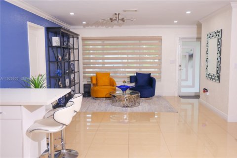Casa en venta en Hialeah, Florida, 3 dormitorios, 148.55 m2 № 1984079 - foto 11