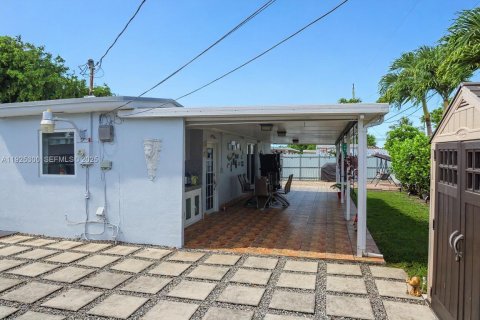 Casa en venta en Hialeah, Florida, 3 dormitorios, 148.55 m2 № 1984079 - foto 7