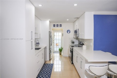 Casa en venta en Hialeah, Florida, 3 dormitorios, 148.55 m2 № 1984079 - foto 15