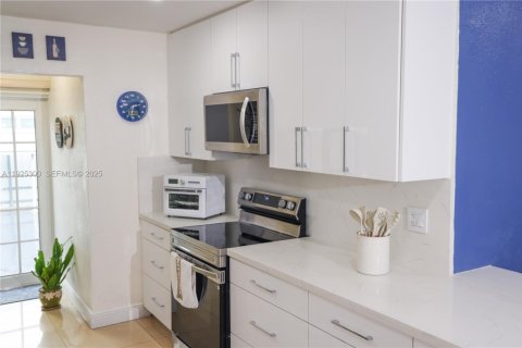 Casa en venta en Hialeah, Florida, 3 dormitorios, 148.55 m2 № 1984079 - foto 16