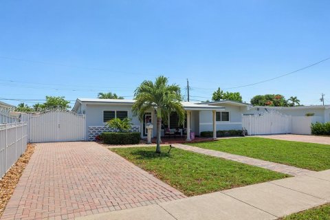 Casa en venta en Hialeah, Florida, 3 dormitorios, 148.55 m2 № 1984079 - foto 3
