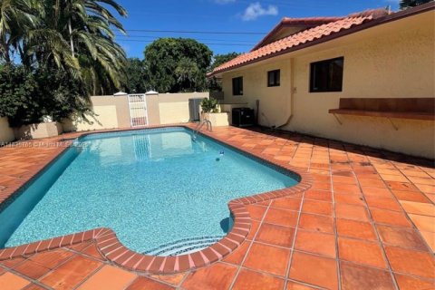 House in Miami, Florida 6 bedrooms, 342.62 sq.m. № 1830735 - photo 1