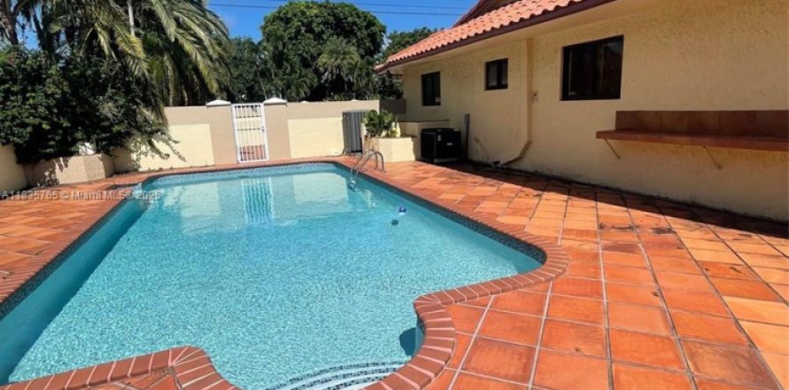 House in Miami, Florida 6 bedrooms, 342.62 sq.m. № 1830735