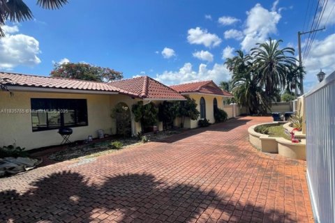 House in Miami, Florida 6 bedrooms, 342.62 sq.m. № 1830735 - photo 4