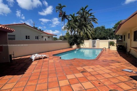House in Miami, Florida 6 bedrooms, 342.62 sq.m. № 1830735 - photo 2