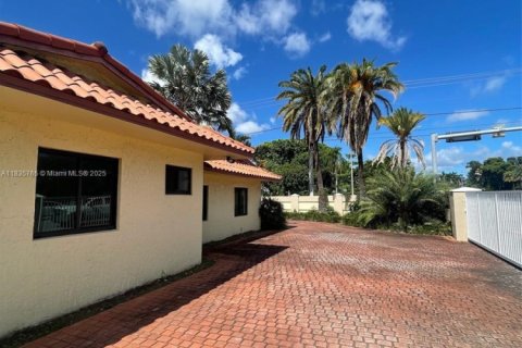 House in Miami, Florida 6 bedrooms, 342.62 sq.m. № 1830735 - photo 6