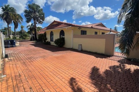 House in Miami, Florida 6 bedrooms, 342.62 sq.m. № 1830735 - photo 3