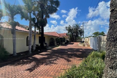 House in Miami, Florida 6 bedrooms, 342.62 sq.m. № 1830735 - photo 5