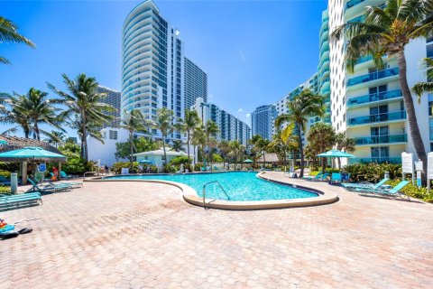 Condo in Hollywood, Florida, 1 bedroom  № 1956416 - photo 28