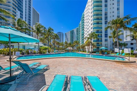 Condo in Hollywood, Florida, 1 bedroom  № 1956416 - photo 29