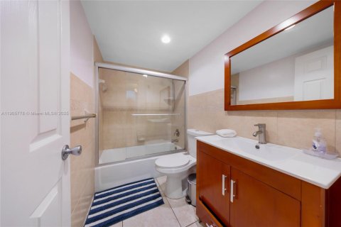 Condo in Hollywood, Florida, 1 bedroom  № 1956416 - photo 13
