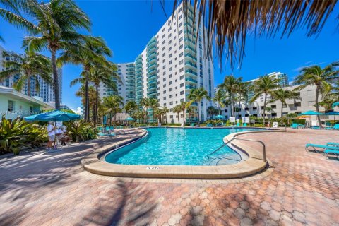 Condo in Hollywood, Florida, 1 bedroom  № 1956416 - photo 30