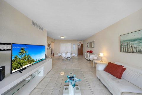 Condo in Hollywood, Florida, 1 bedroom  № 1956416 - photo 7