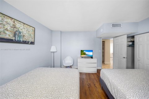 Condo in Hollywood, Florida, 1 bedroom  № 1956416 - photo 16