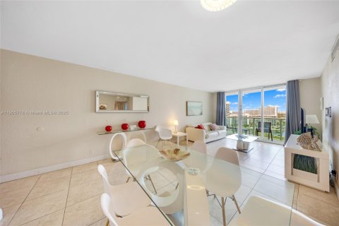 Condo in Hollywood, Florida, 1 bedroom  № 1956416 - photo 3
