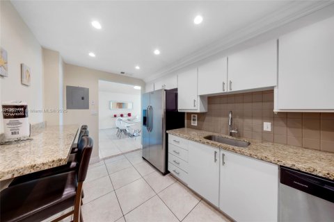 Condo in Hollywood, Florida, 1 bedroom  № 1956416 - photo 11