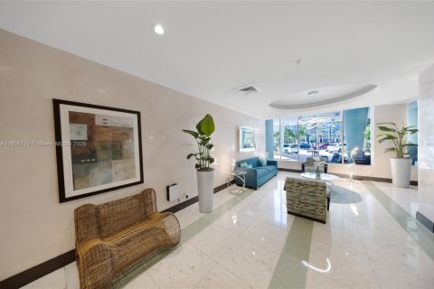 Condo in Hollywood, Florida, 1 bedroom  № 1956416 - photo 23