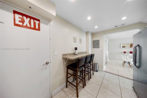 Condo in Hollywood, Florida, 1 bedroom  № 1956416 - photo 12