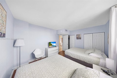 Condo in Hollywood, Florida, 1 bedroom  № 1956416 - photo 17