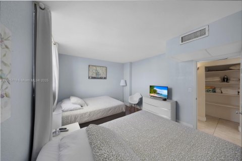 Condo in Hollywood, Florida, 1 bedroom  № 1956416 - photo 15