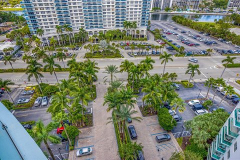 Condo in Hollywood, Florida, 1 bedroom  № 1956416 - photo 20