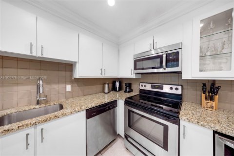 Condo in Hollywood, Florida, 1 bedroom  № 1956416 - photo 10