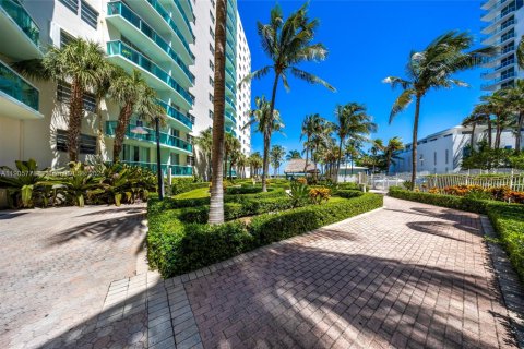 Condo in Hollywood, Florida, 1 bedroom  № 1956416 - photo 27