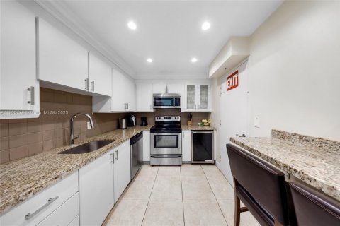 Condo in Hollywood, Florida, 1 bedroom  № 1956416 - photo 9