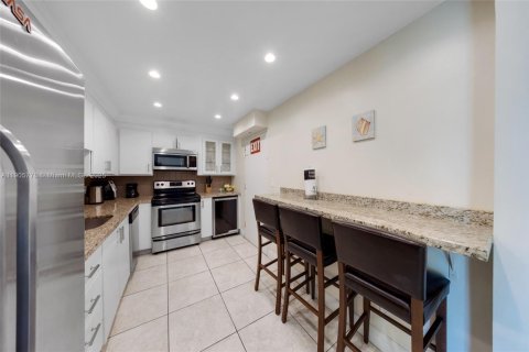 Condo in Hollywood, Florida, 1 bedroom  № 1956416 - photo 8