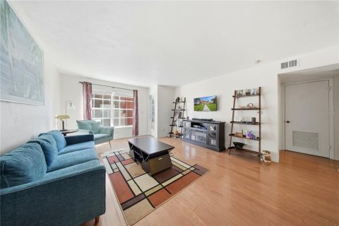 Condo in Saint Petersburg, Florida, 1 bedroom  № 2118790