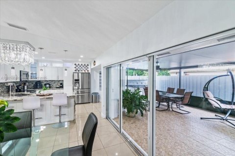 House in Miami, Florida 4 bedrooms, 167.32 sq.m. № 1933989 - photo 15