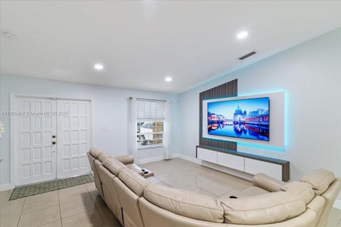 House in Miami, Florida 4 bedrooms, 167.32 sq.m. № 1933989 - photo 7