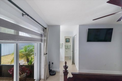 House in Miami, Florida 4 bedrooms, 167.32 sq.m. № 1933989 - photo 30