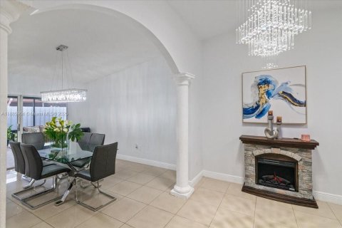 House in Miami, Florida 4 bedrooms, 167.32 sq.m. № 1933989 - photo 11