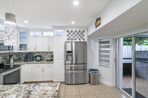 House in Miami, Florida 4 bedrooms, 167.32 sq.m. № 1933989 - photo 18