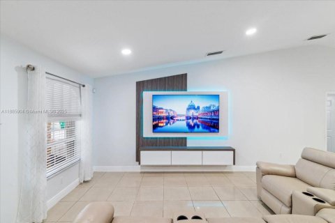 House in Miami, Florida 4 bedrooms, 167.32 sq.m. № 1933989 - photo 5