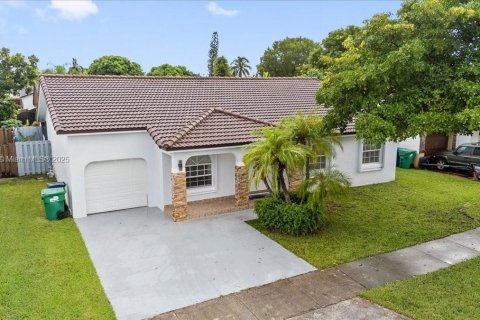 House in Miami, Florida 4 bedrooms, 167.32 sq.m. № 1933989 - photo 1