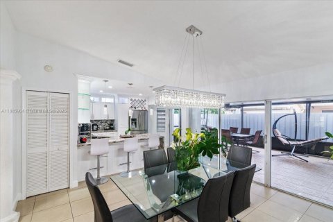 House in Miami, Florida 4 bedrooms, 167.32 sq.m. № 1933989 - photo 13