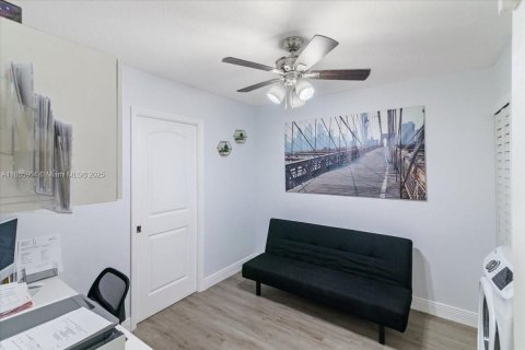 House in Miami, Florida 4 bedrooms, 167.32 sq.m. № 1933989 - photo 20