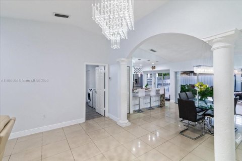 House in Miami, Florida 4 bedrooms, 167.32 sq.m. № 1933989 - photo 8