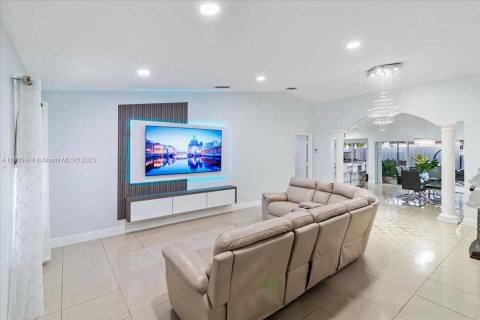 House in Miami, Florida 4 bedrooms, 167.32 sq.m. № 1933989 - photo 3