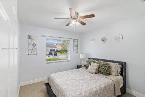 House in Miami, Florida 4 bedrooms, 167.32 sq.m. № 1933989 - photo 24