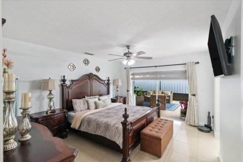 House in Miami, Florida 4 bedrooms, 167.32 sq.m. № 1933989 - photo 28