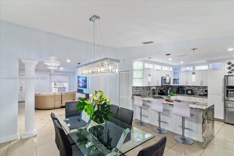 House in Miami, Florida 4 bedrooms, 167.32 sq.m. № 1933989 - photo 14