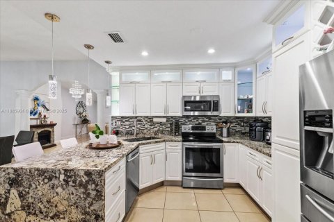 House in Miami, Florida 4 bedrooms, 167.32 sq.m. № 1933989 - photo 17