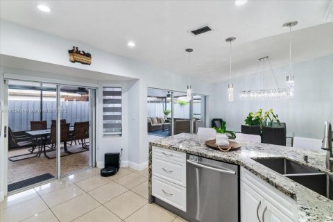 House in Miami, Florida 4 bedrooms, 167.32 sq.m. № 1933989 - photo 19