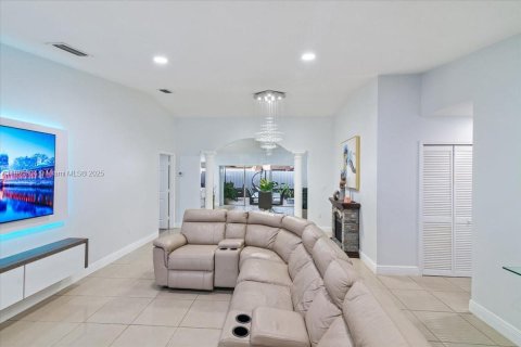 House in Miami, Florida 4 bedrooms, 167.32 sq.m. № 1933989 - photo 4