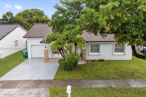 House in Miami, Florida 4 bedrooms, 167.32 sq.m. № 1933989 - photo 2
