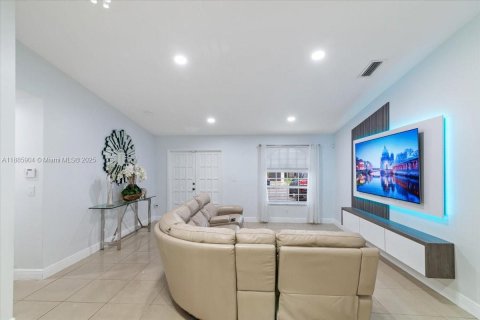 House in Miami, Florida 4 bedrooms, 167.32 sq.m. № 1933989 - photo 9